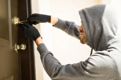 Hombre intentando entrar a casa para robar