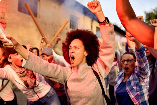 Personas en manifestación con palos cuando protestar es delito en Colombia