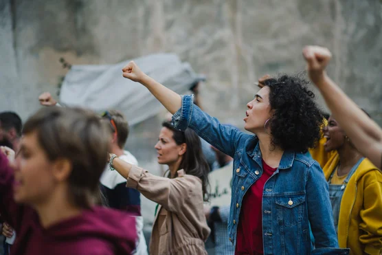 Personas en manifestación levantando el puño cuando protestar es delito en Colombia